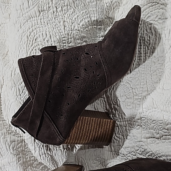 So open toe brown  suede heeled shoe 7.5 M with  cutouts - Picture 4 of 13